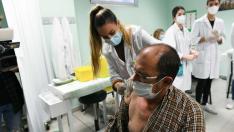 Aragón inicia este martes la campaña de vacunación frente a la gripe, que se simultanea con la administración de la dosis de refuerzo contra la covid en la población mayor de 70 años en la misma cita.