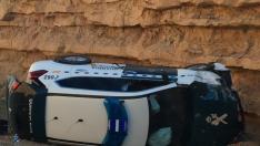 Imagen del estado del coche de la Guardia Civil instantes después del accidente.