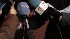 Gonzalo Martín, tío abuelo de Álex, ofrece declaraciones en las inmediaciones de la iglesia parroquial de San Pedro Apóstol de Lardero.