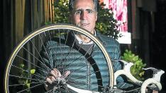 Induráin, con la bici del equipo Banesto, en Zaragoza.