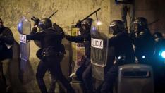 La policía carga durante los incidentes registrados en 2013, en Madrid, tras la concentración ‘Rodea el Congreso’.