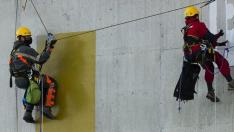 Escaladores de Greenpeace despliegan una pancarta en la regasificadora de Reganosa.
