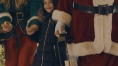Papá Noel se cuela en Puerto Venecia y enciende la Navidad