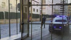 Un coche de la Policía Nacional conducía este jueves al acusado a la Audiencia de Zaragoza.