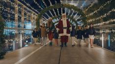 El Centro Comercial Puerto Venecia de Zaragoza dando la bienvenida a sus visitantes con luces navideñas.