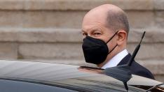 Olaf Scholz entrando en su vehículo este miércoles