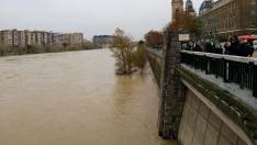 El caudal del río Ebro superaba ya este mediodía los 5 metros de altura a su paso por la capital aragonesa.