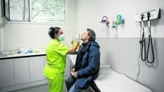 Un paciente se somete a un test diagnóstico de coronavirus en el Hospital HC Miraflores.