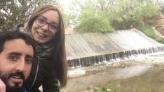 Carlos Abadías y Clara Sanvicente, en el azud del río Flumen a su paso por Barbués.