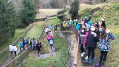 Un grupo del colegio Santa Ana de Huesca hizo este lunes una excursión al estar cerrada Cerler por viento.
