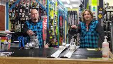 El empresario Fran Betrán, a la izquierda, junto a Iván Caneda, que trabaja de extra los fines de semana en la tienda de alquiler de esquí Kiosko Pista Grande de Candanchú.
