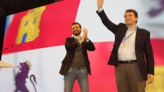 Casado aplaude a Mañueco, tras ser reelegido líder del PP en Castilla y León, este domingo.