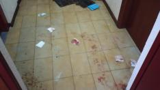 Manchas de sangre en el portal de la vivienda donde ocurrió la agresión
