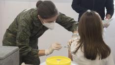 Punto de vacunación del Ejército contra el coronavirus en el centro de salud de Monzón
