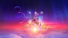 El castillo de Disneyland parís bajo el logo del 30 aniversario del parque