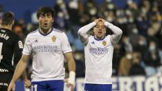 Iván Azón y Valentín Vada lamentan una jugada de ataque fallida el sábado ante el Málaga.