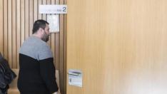 El acusado, entrando a la sala de vistas, cuando fue juzgado en la Audiencia de Zaragoza