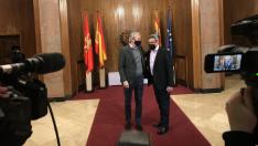 El portavoz de Vox en el Ayuntamiento de Zaragoza, Julio Calvo, junto con el alcalde de la ciudad, Jorge Azcón