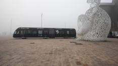 Un autobús eléctrico de Irizar, junto al palacio de congresos de la Expo.