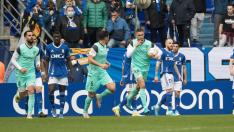 Poveda corre con el balón en las manos tras marcar el primer gol del Huesca en el Carlos Tartiere.