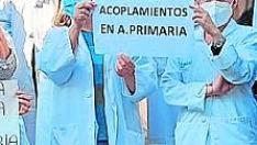 un grupo de profesionales ante el centro de salud Las Fuentes Norte de Zaragoza.