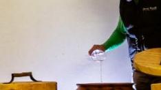 Víctor Clavería, comprueba el contenido de las tinajas de barro en las que fermenta el vino.