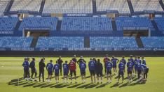 La plantilla del Real Zaragoza, durante un entrenamiento en La Romareda.