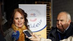 La consejera de Economía, Innovación y Empleo del Ayuntamiento de Zaragoza, Carmen Herrarte, atiende a los medios durante el primer 'Jueves Lardero Solidario' en Zaragoza
