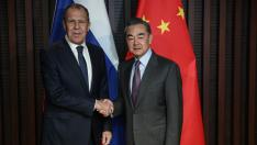 Los ministros de Exteriores de Rusia y China durante su encuentro este jueves