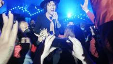 Enrique Bunbury, rodeado de fans, en el concierto del pasado 11 de febrero en México DF.
