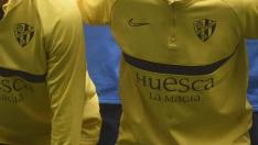 Los jugadores de la SD Huesca vestidos de azul y amarillo, en apoyo a Ucrania, antes del partido contra Las Palmas.