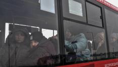 Autobuses y automóviles se han suman a la operación de evacuación de civiles de Sumy.