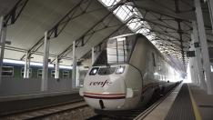 Un tren regional llegando a la nueva estación internacional de Canfranc.