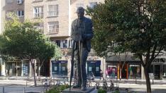 Estatua dedicada a Eduardo Jimeno Correas en la plaza de Ariño, esculpida por Manuel Arcón.