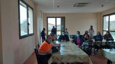 Algunos vecinos de Valmadrid han recibido a los refugiados ucranianos con una comida en el Albergue Municipal.