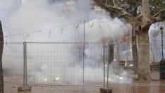 Un instante de la 'mascletá' alicantina de este sábado en la plaza de los Sitios.