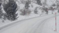 La carretera de Formigal, nevada, este sábado.