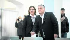 Viktor Orban emite su voto junto a su esposa, Aniko Levai.