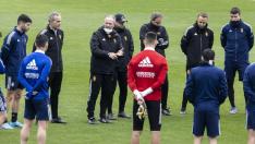 Jim, habla con la plantilla antes del inicio del entrenamiento.