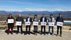 Los representantes de las siete comarcas aragonesas, en el mirador de Monrepós.