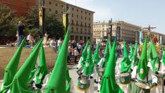 Las Siete Palabras aprovecha la radiante mañana de Viernes Santo para procesionar por el corazón de Zaragoza.