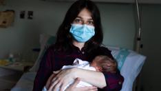 Valeria Syrotova con su hijo Mikhail en brazos en el hospital Miguel Servet este domingo antes de ser dada de alta