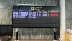 Cartel en el Aeropuerto de Zaragoza que indicaba que el vuelo a Palma de Mallorca se retrasaba.