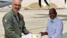El teniente coronel José Ramón García Paniagua agradece el apoyo de la misión en Kabul a un re`persentante del handing en el aeropuerto de Dubai, donde hacían escala cuando rescataban a los 2.200 afganos durante nueve días de agosto de 2021.