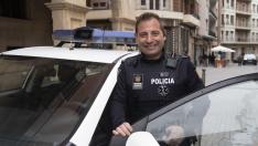 Ángel Loras, con un coche patrulla de la Policía Local, en la plaza de San Juan de Teruel.