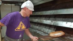 Ángel Terrén tiene 48 años y lleva desde los 17 trabajando en el horno familiar, en Villanúa.