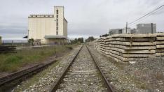 El ADIF ultima el plan de obra para iniciar la renovación entre Plasencia del Monte (en imagen) y Ayerbe. Las traviesas ya están apiladas junto a la vía.