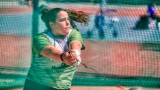 La atleta Elena Sanz, en el concurso de lanzamiento de martillo en una competición