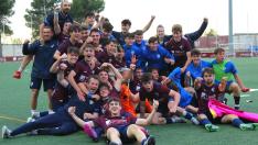 El juvenil A de la SD Huesca celebra su ascenso a División de Honor.