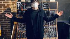 Almau, en la fábrica de sintetizadores Moog, en EE. UU, una foto hecha por Warren Ellis.
